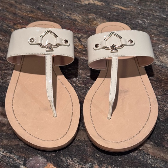 🚨SOLD🚨 KATE SPADE NEW YORK Cassia NEW White Patent Thong Flats Sandals Size 8.5 - Picture 2 of 16
